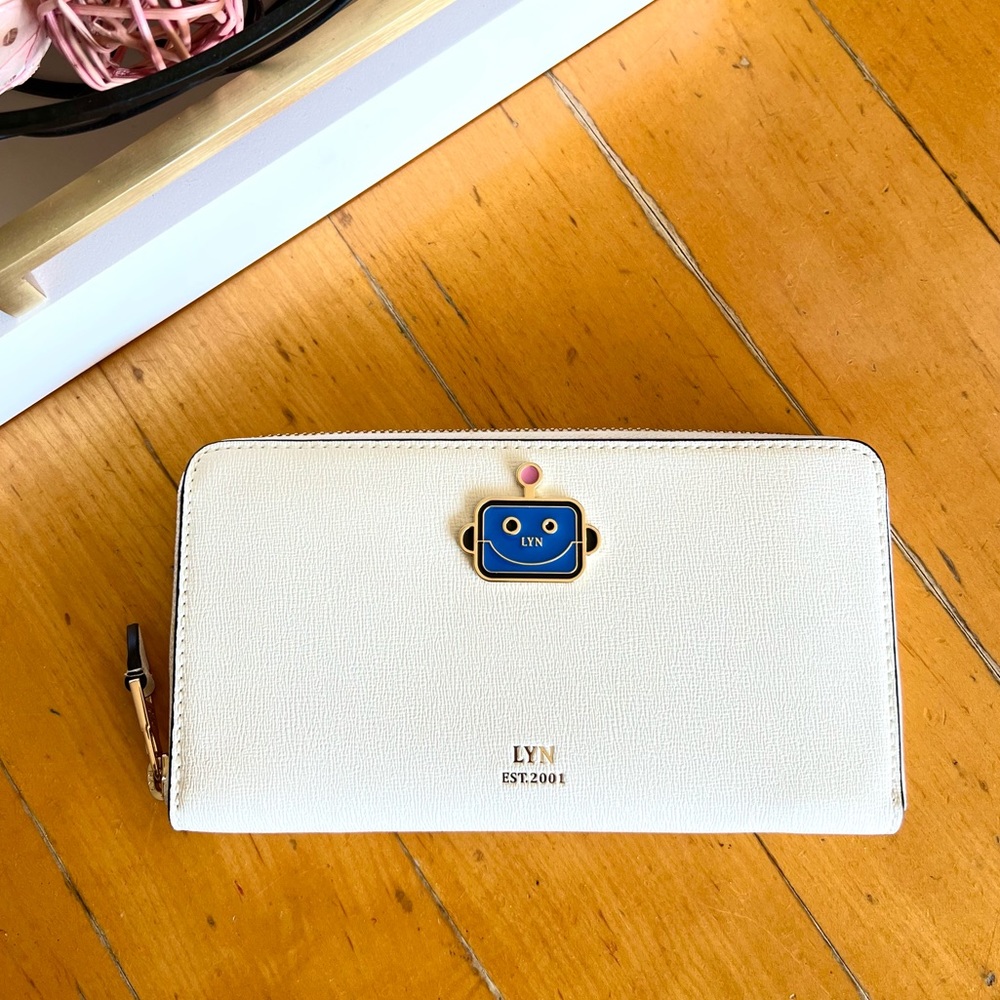 NWOT • LYN • White long wallet